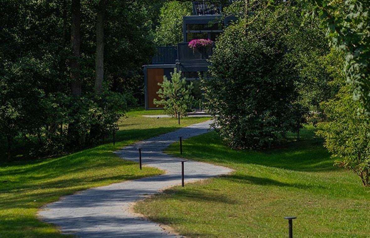Centrum Obecności — budynek w otoczeniu natury