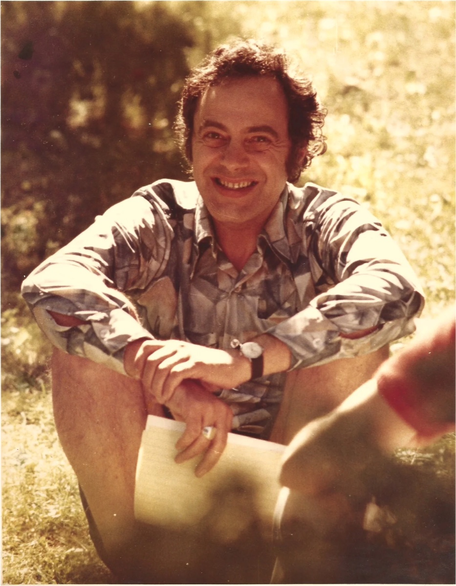 Młody Eugene Gendlin na łące, lata 70.