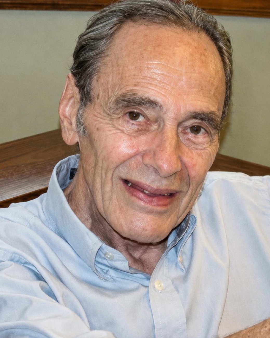 Eugene Gendlin w błękitnej koszuli